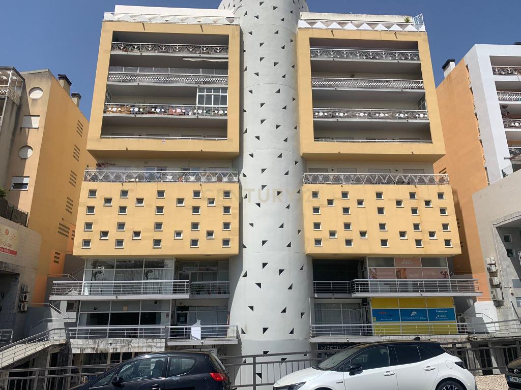 Oportunidade de Investimento: Loja Espaçosa e com Rentabilidade em Algés. - Image 1