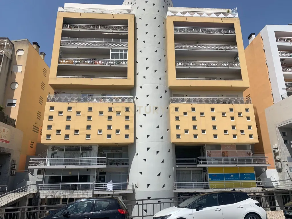 Oportunidade de Investimento: Loja Espaçosa e com Rentabilidade em Algés. - Image 1