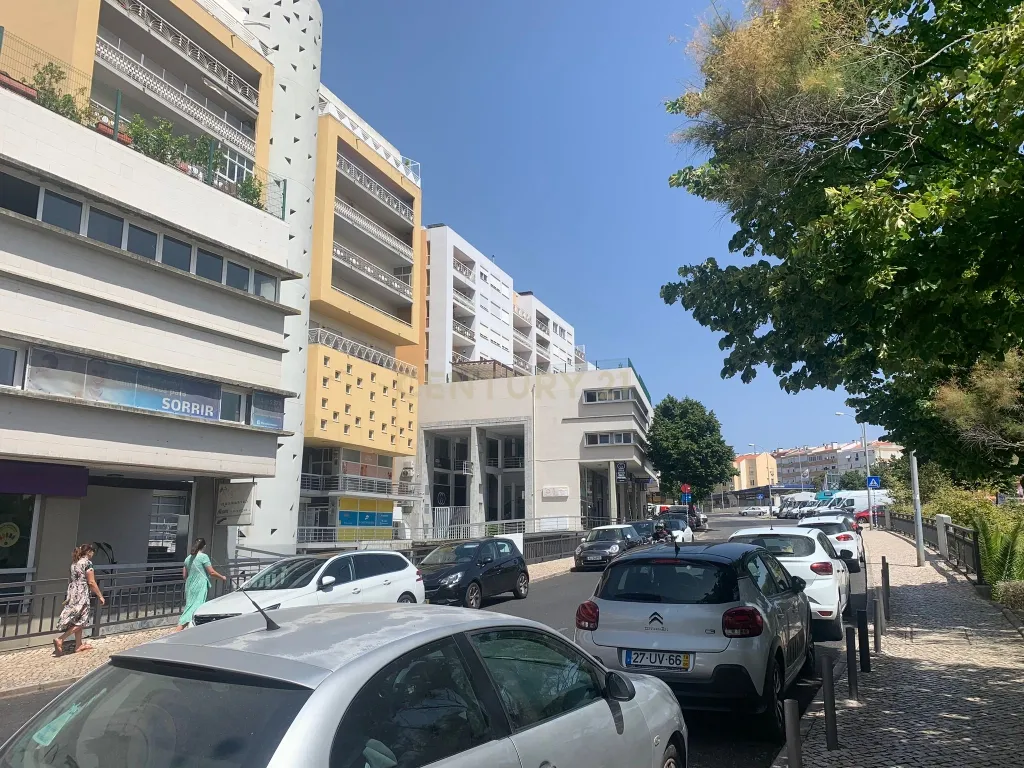 Oportunidade de Investimento: Loja Espaçosa e com Rentabilidade em Algés. - Image 31