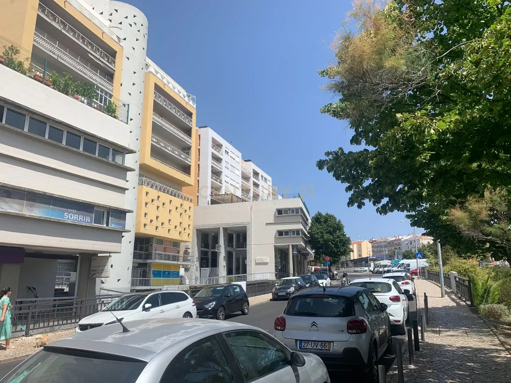 Oportunidade de Investimento: Loja Espaçosa e com Rentabilidade em Algés. - Image 32