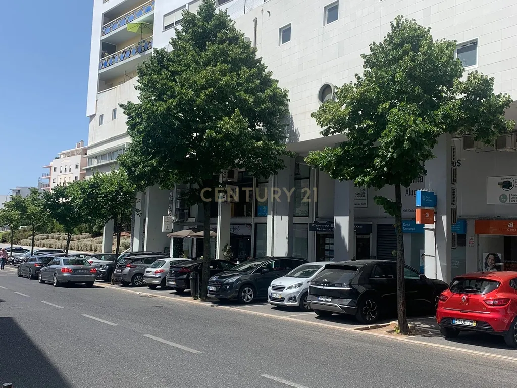 Oportunidade de Investimento: Loja Espaçosa e com Rentabilidade em Algés. - Image 30