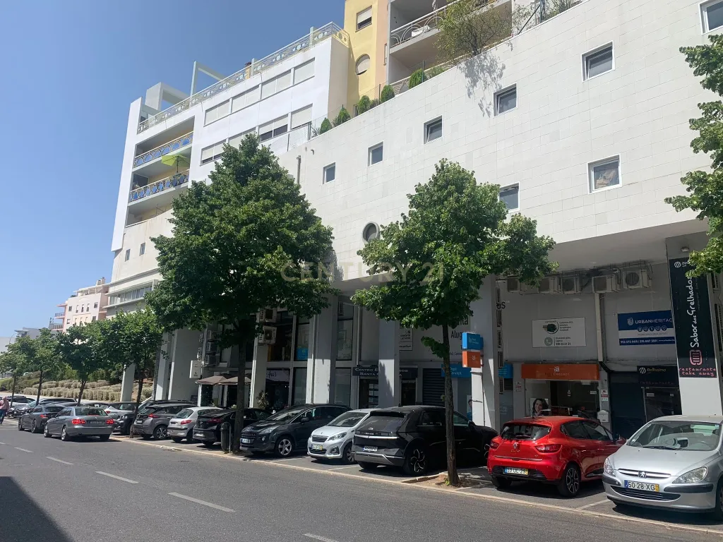 Oportunidade de Investimento: Loja Espaçosa e com Rentabilidade em Algés. - Image 34