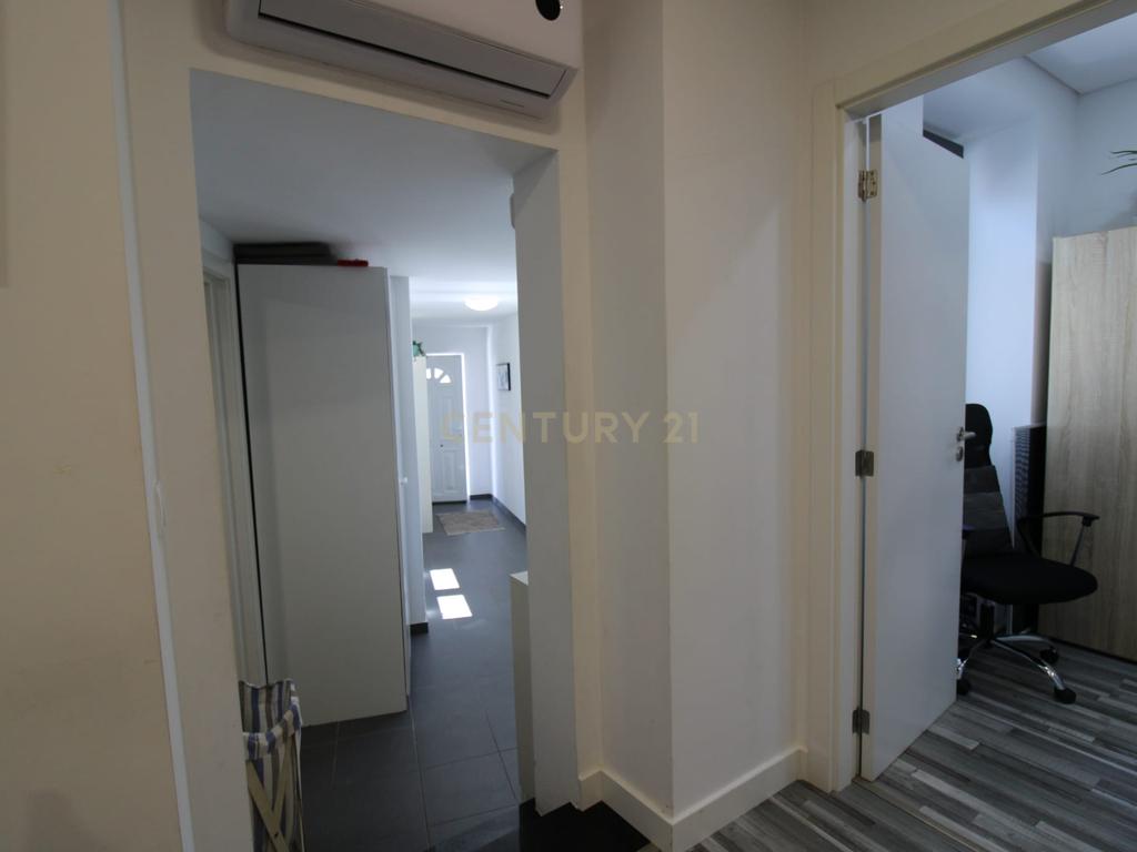 Moradia T2 em Estoril – Um Refúgio a 2km das Praias - Image 23