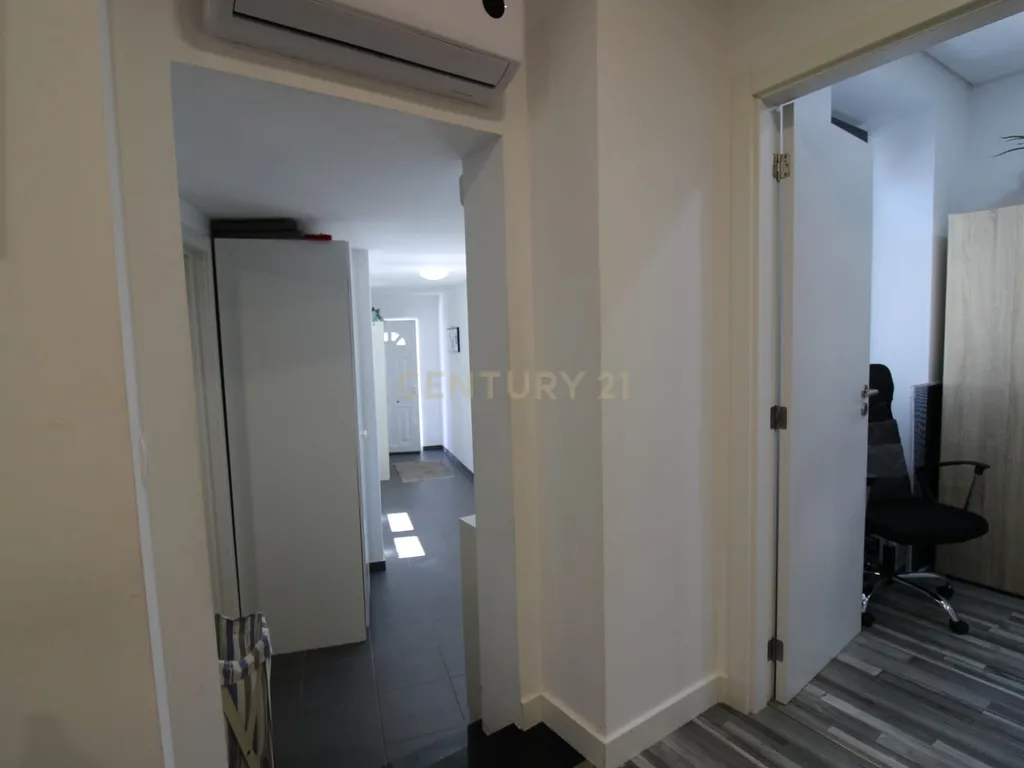 Moradia T2 em Estoril – Um Refúgio a 2km das Praias - Image 23