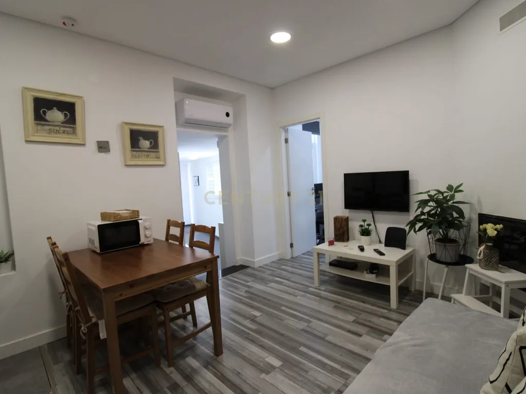 Moradia T2 em Estoril – Um Refúgio a 2km das Praias - Image 24