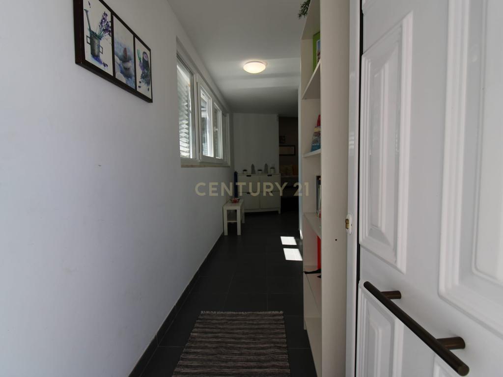 Moradia T2 em Estoril – Um Refúgio a 2km das Praias - Image 19