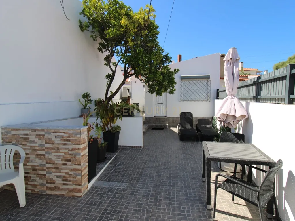 Moradia T2 em Estoril – Um Refúgio a 2km das Praias - Image 21