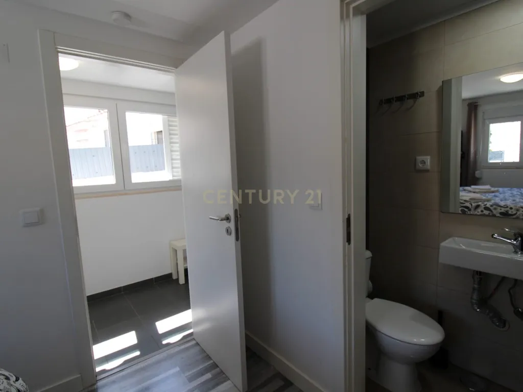 Moradia T2 em Estoril – Um Refúgio a 2km das Praias - Image 22