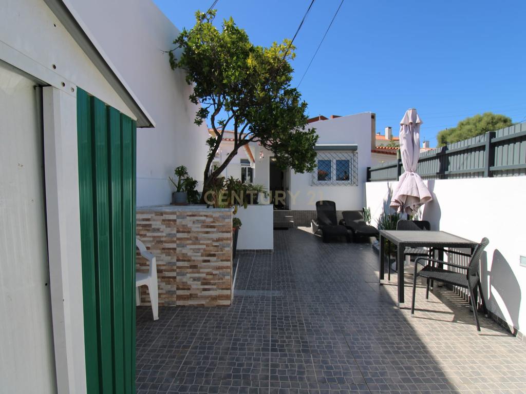 Moradia T2 em Estoril – Um Refúgio a 2km das Praias - Image 5