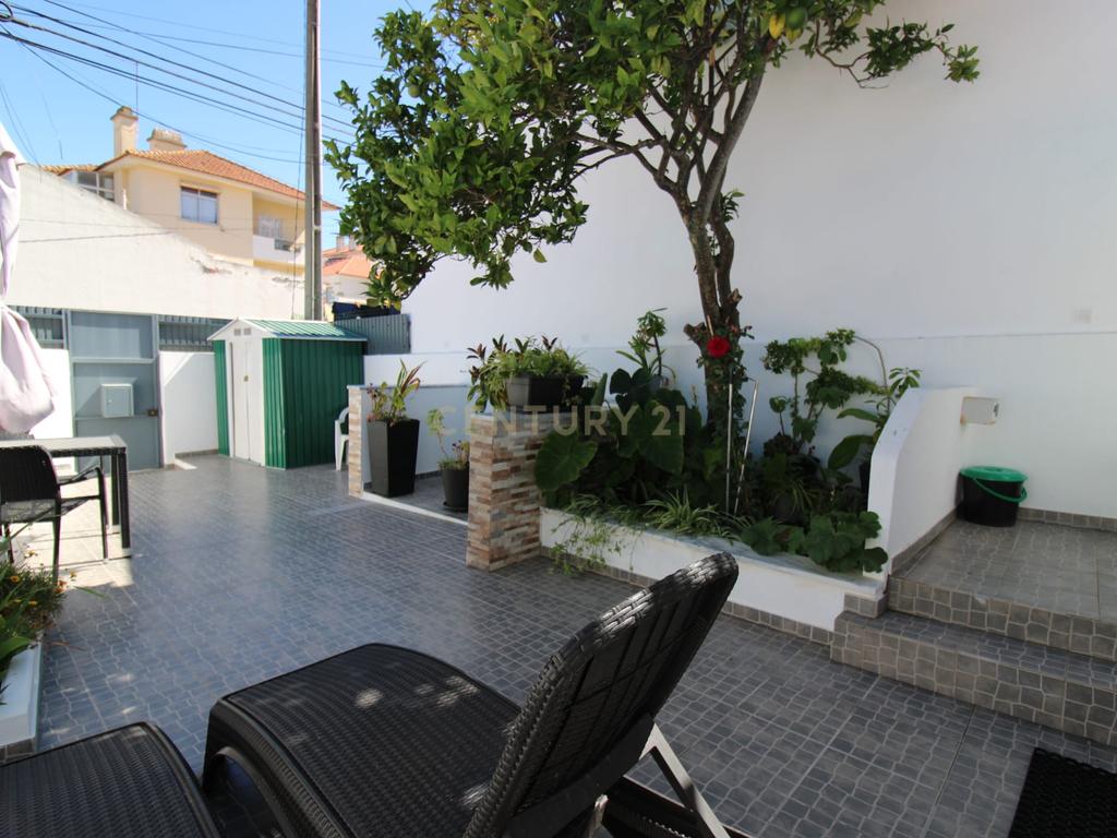 Moradia T2 em Estoril – Um Refúgio a 2km das Praias - Image 2