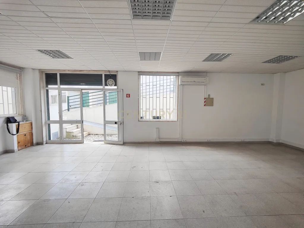 Loja em Alverca, arrendada por 700,00€ mês, com parqueamento e arrecadação - Image 15