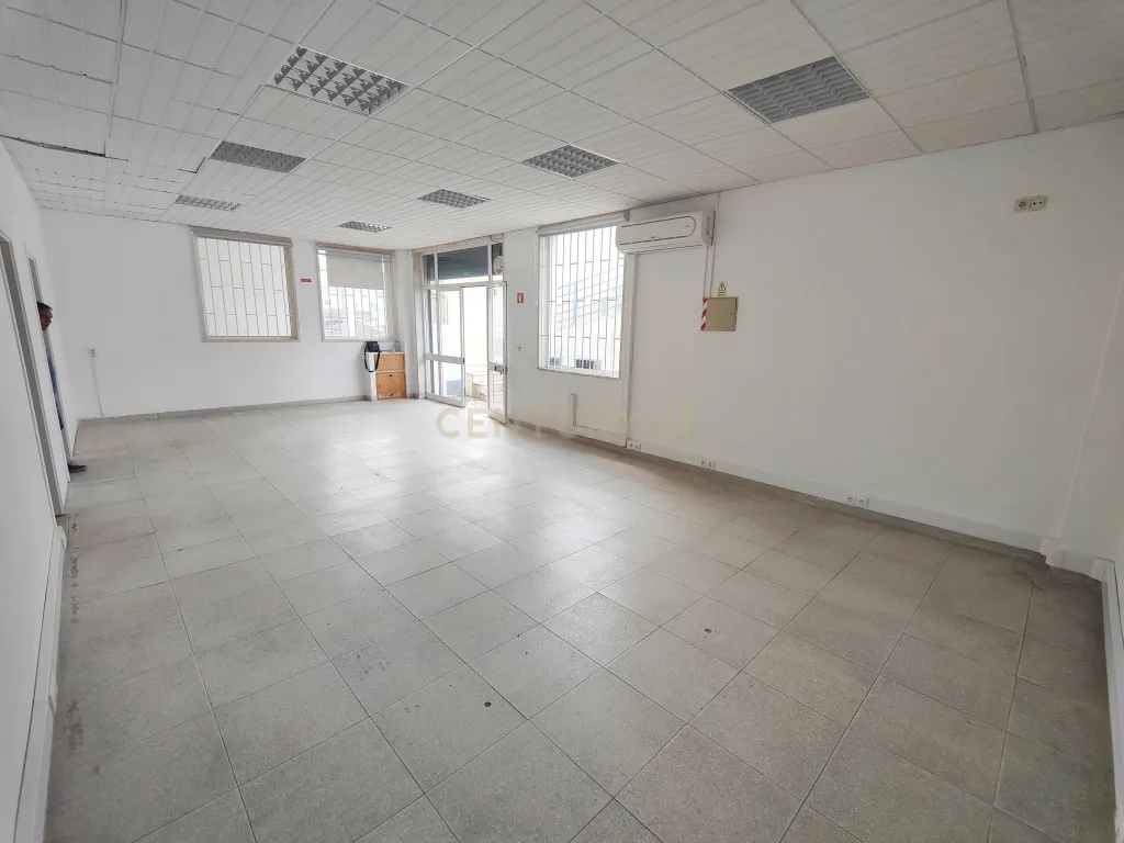 Loja em Alverca, arrendada por 700,00€ mês, com parqueamento e arrecadação - Image 16