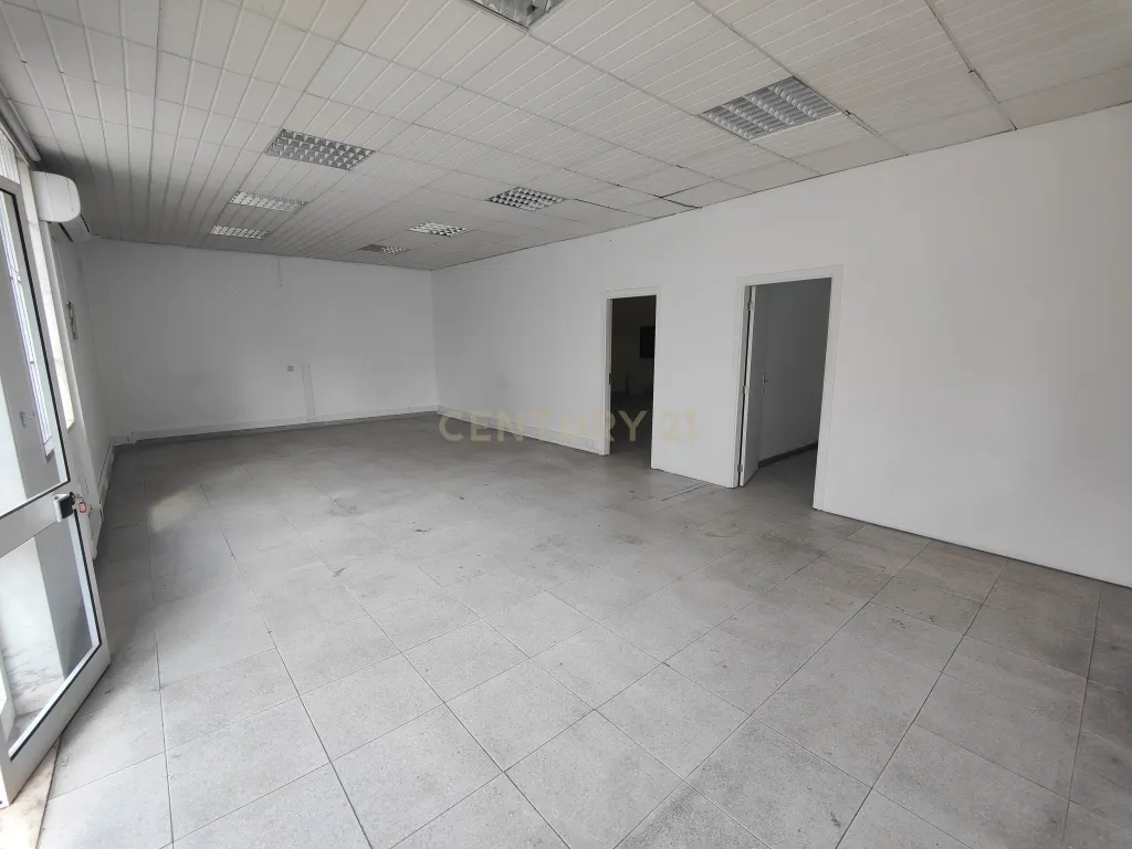 Loja em Alverca, arrendada por 700,00€ mês, com parqueamento e arrecadação - Image 17