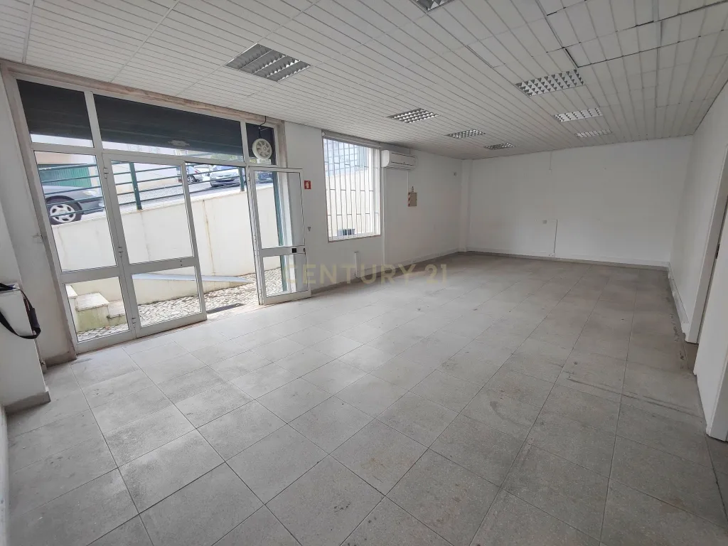 Loja em Alverca, arrendada por 700,00€ mês, com parqueamento e arrecadação - Image 18
