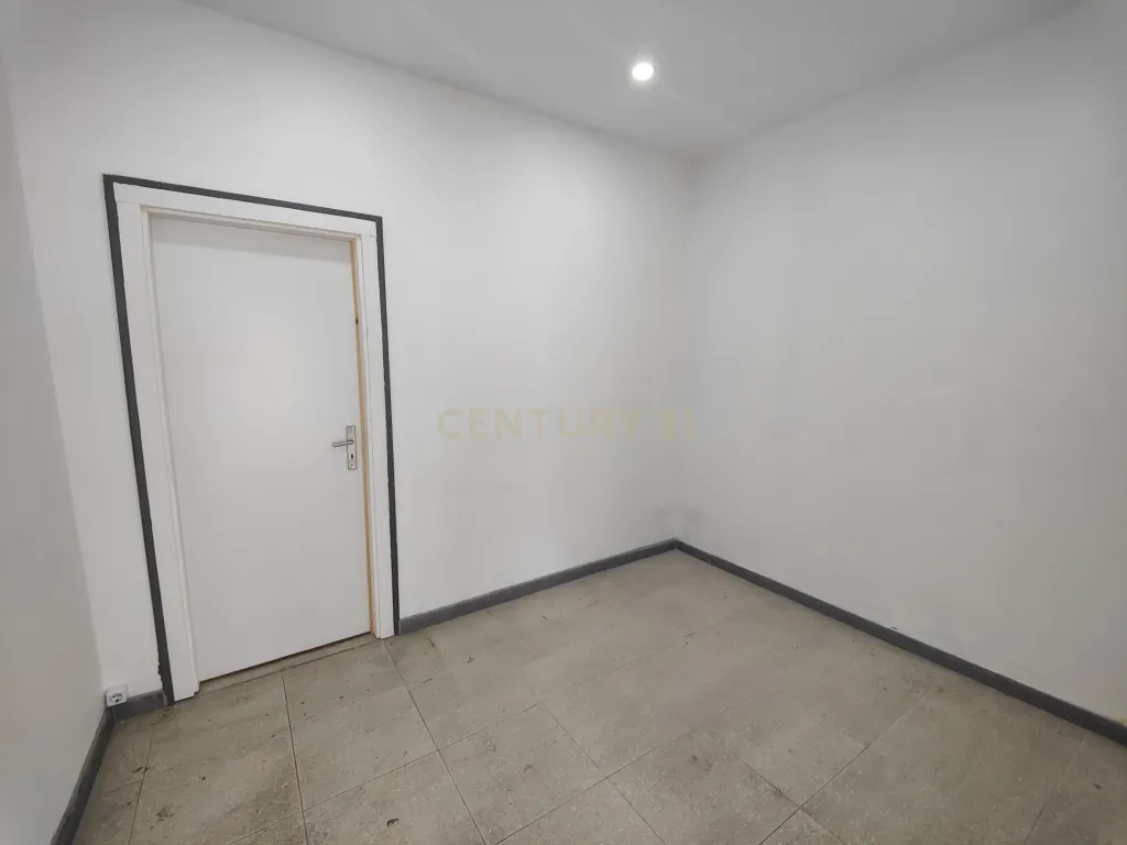 Loja em Alverca, arrendada por 700,00€ mês, com parqueamento e arrecadação - Image 19