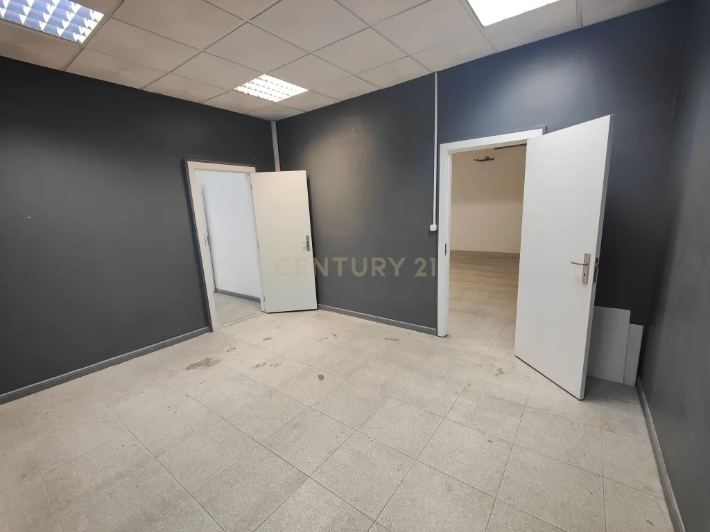 Loja em Alverca, arrendada por 700,00€ mês, com parqueamento e arrecadação - Image 20