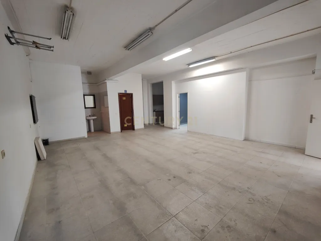 Loja em Alverca, arrendada por 700,00€ mês, com parqueamento e arrecadação - Image 22