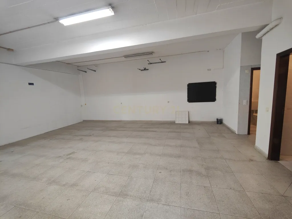 Loja em Alverca, arrendada por 700,00€ mês, com parqueamento e arrecadação - Image 24