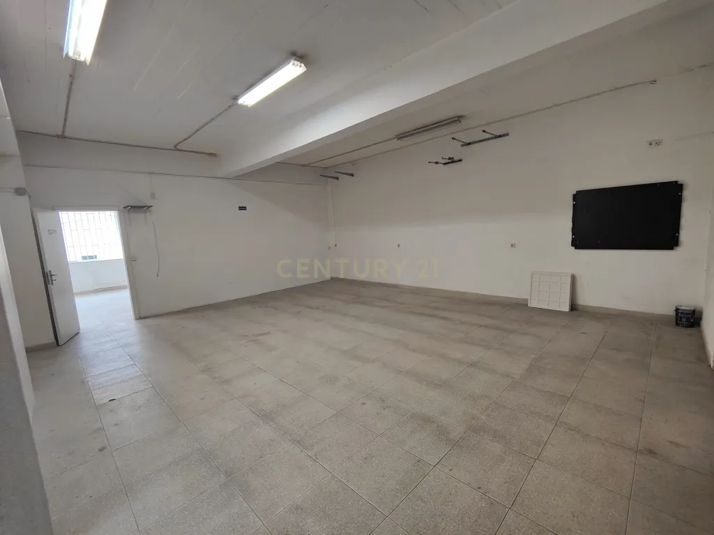 Loja em Alverca, arrendada por 700,00€ mês, com parqueamento e arrecadação - Image 25