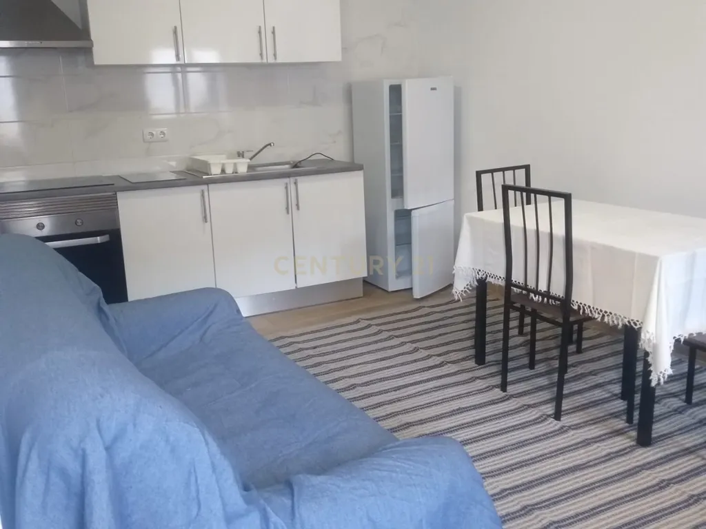 Casa Renovada com 4 Quartos e Garagem - Image 7