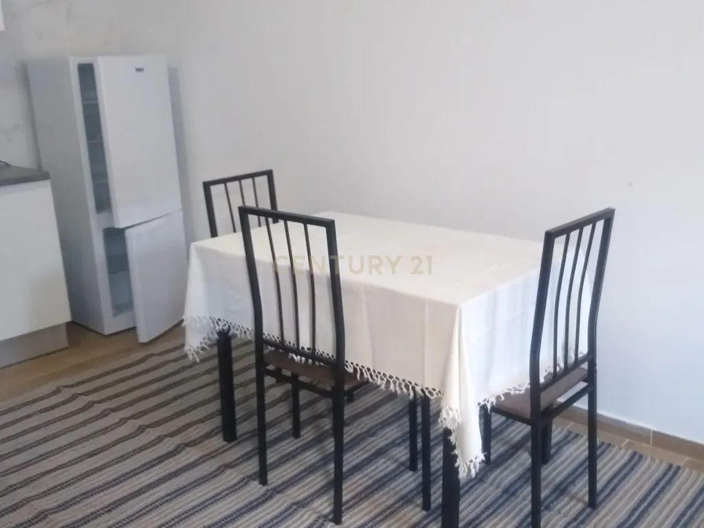 Casa Renovada com 4 Quartos e Garagem - Image 22
