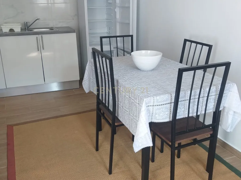 Casa Renovada com 4 Quartos e Garagem - Image 10