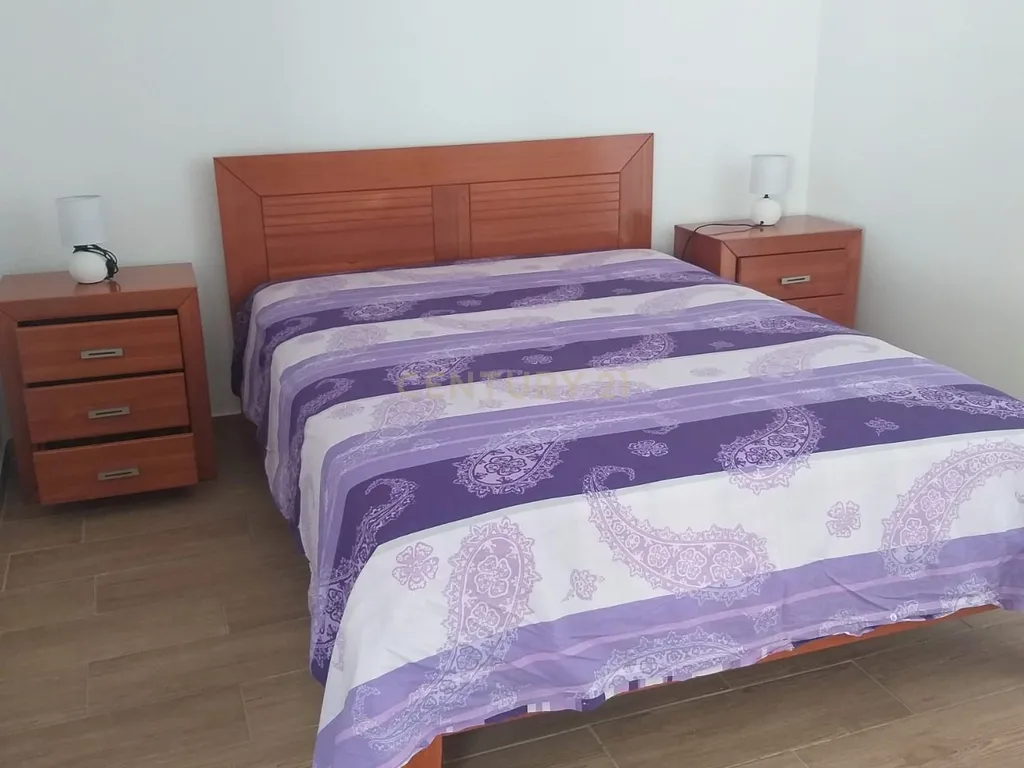 Casa Renovada com 4 Quartos e Garagem - Image 34
