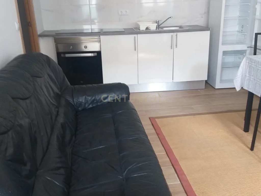 Casa Renovada com 4 Quartos e Garagem - Image 23