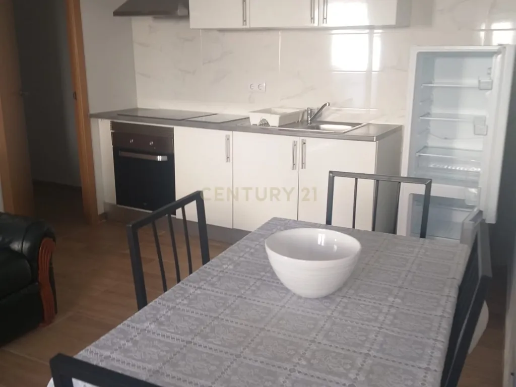 Casa Renovada com 4 Quartos e Garagem - Image 16