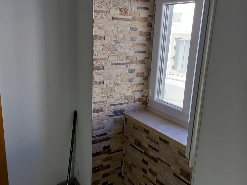 Casa Renovada com 4 Quartos e Garagem - Image 24