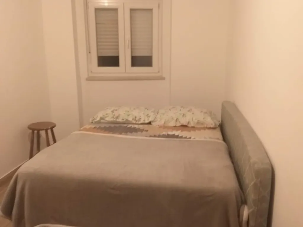 Casa Renovada com 4 Quartos e Garagem - Image 19