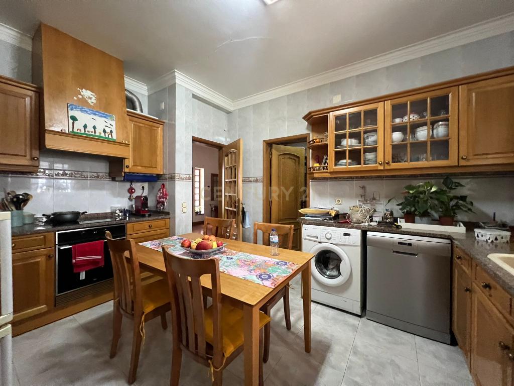 Luxuosa Moradia Isolada em Santarém com 5 Quartos e Barbecue - Image 3