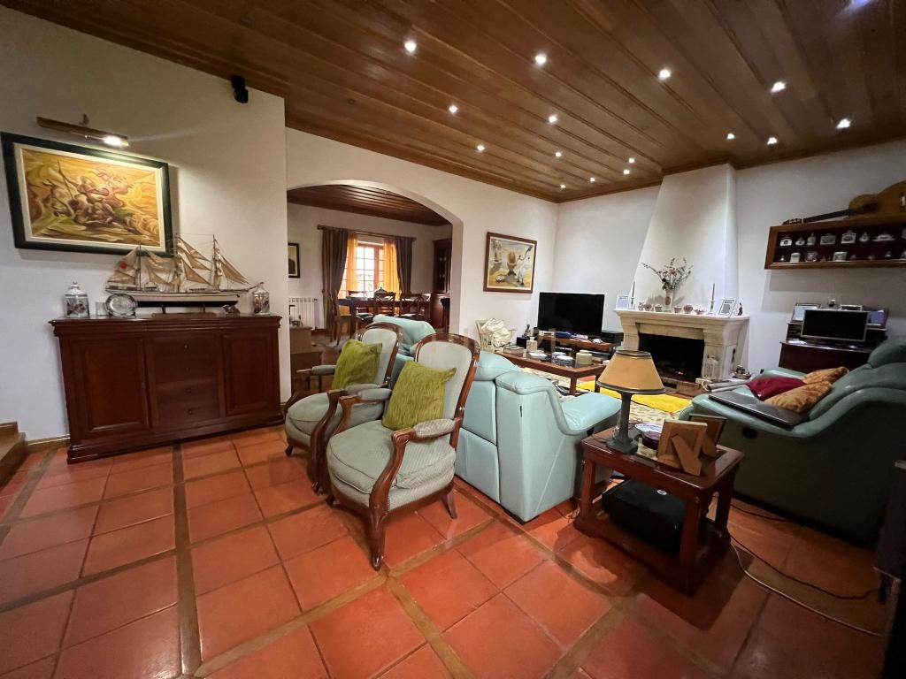 Luxuosa Moradia Isolada em Santarém com 5 Quartos e Barbecue - Image 5