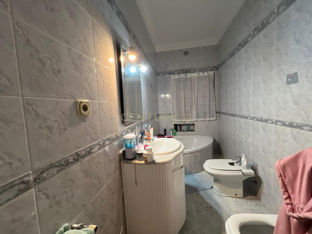 Luxuosa Moradia Isolada em Santarém com 5 Quartos e Barbecue - Image 17