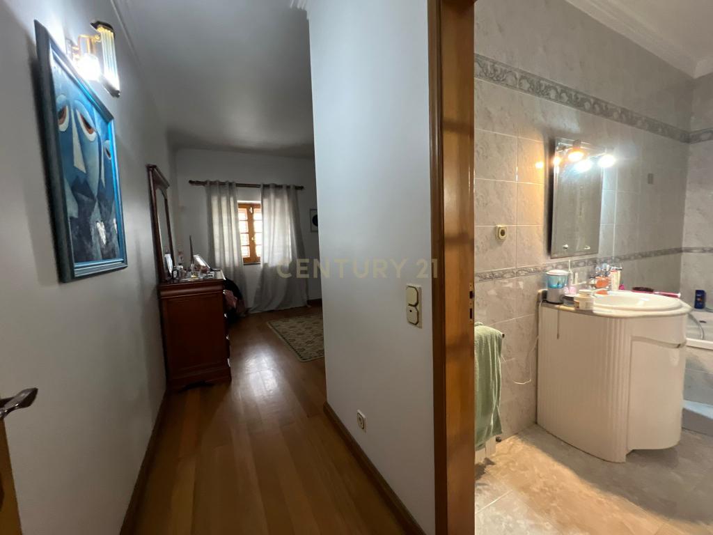 Luxuosa Moradia Isolada em Santarém com 5 Quartos e Barbecue - Image 11