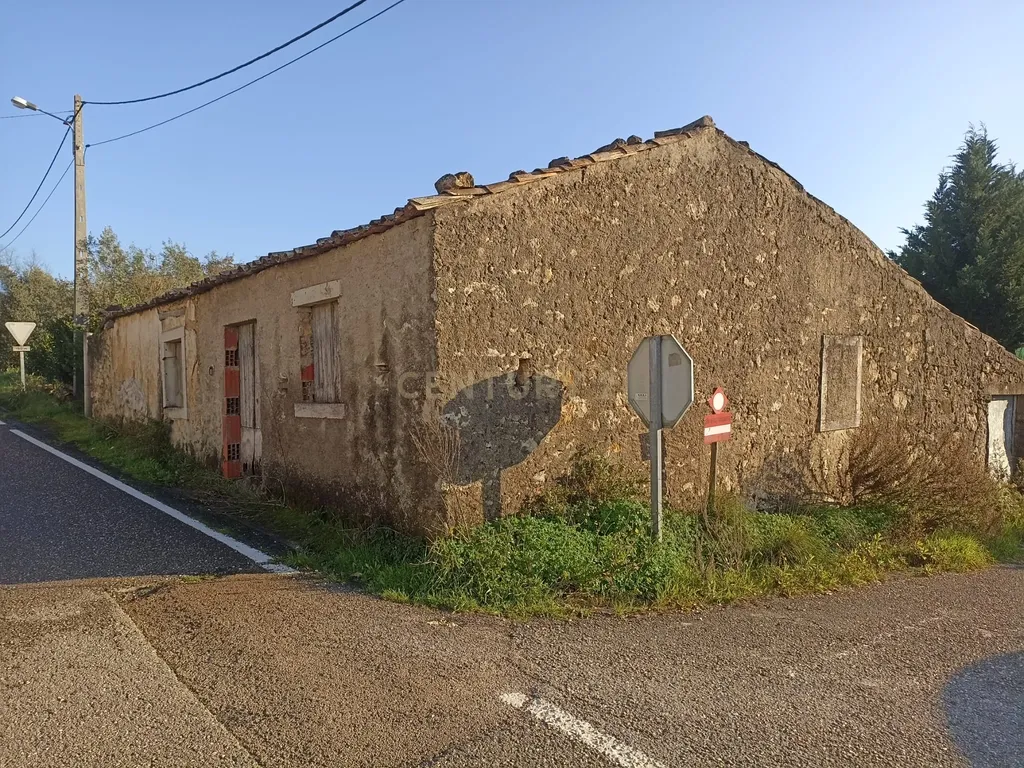 Casa antiga em pedra mais terreno excelente negocio - Image 1