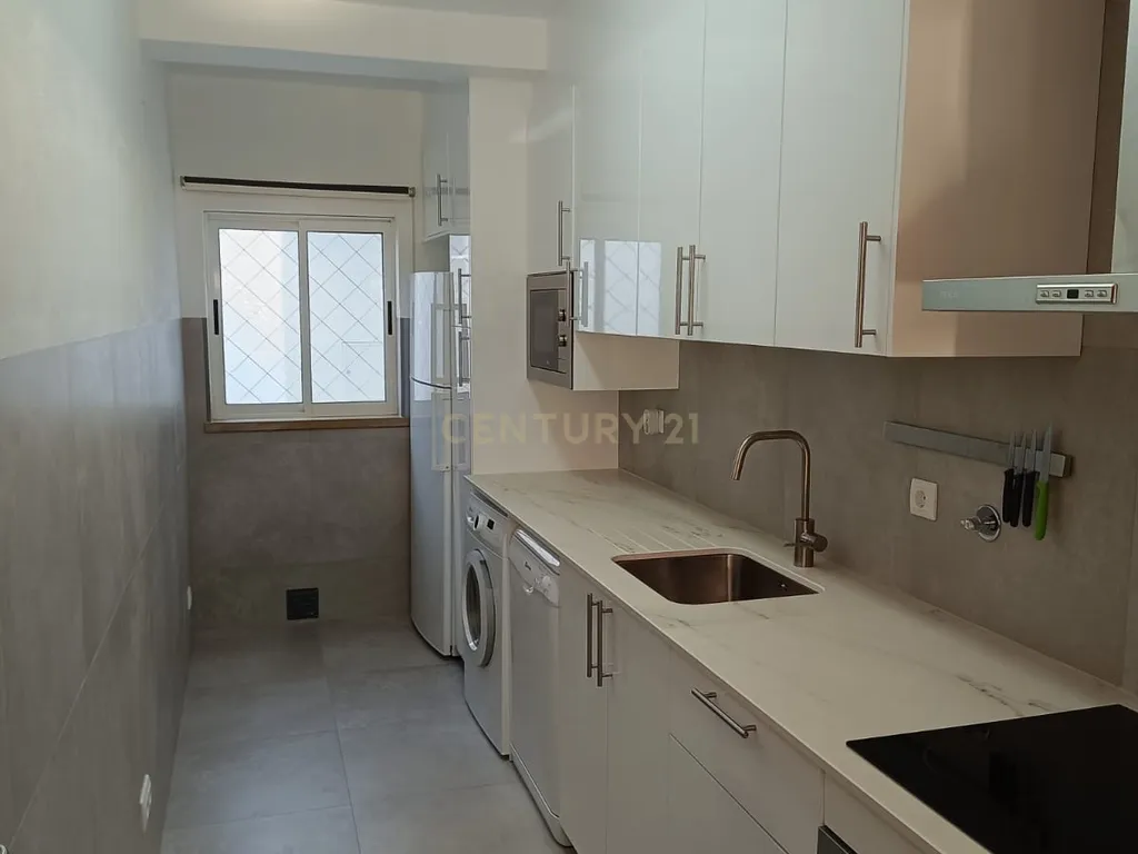 Apartamento T2 na Luz, Lagos com Vista Mar e Jardim - Image 4