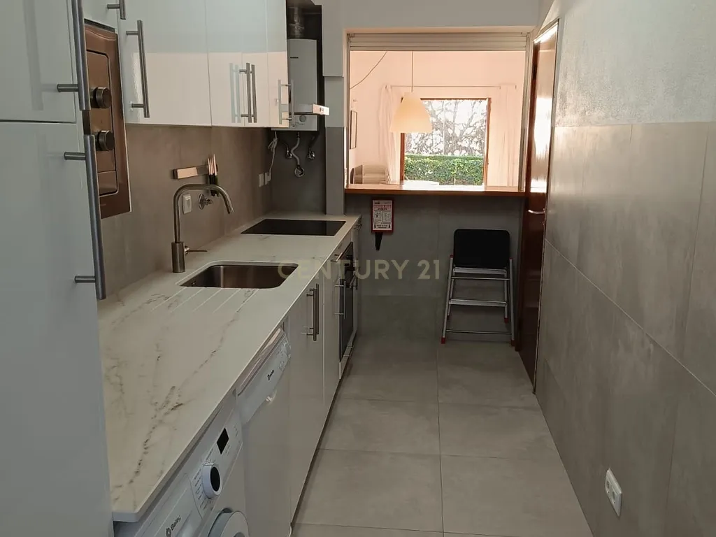 Apartamento T2 na Luz, Lagos com Vista Mar e Jardim - Image 5