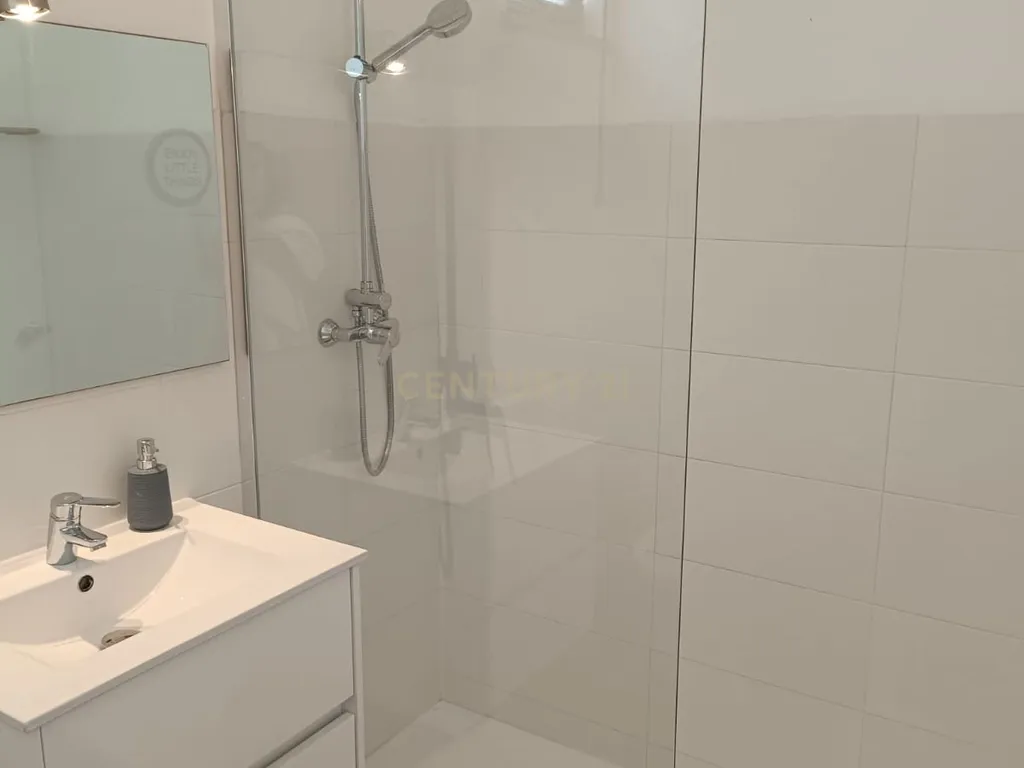 Apartamento T2 na Luz, Lagos com Vista Mar e Jardim - Image 9