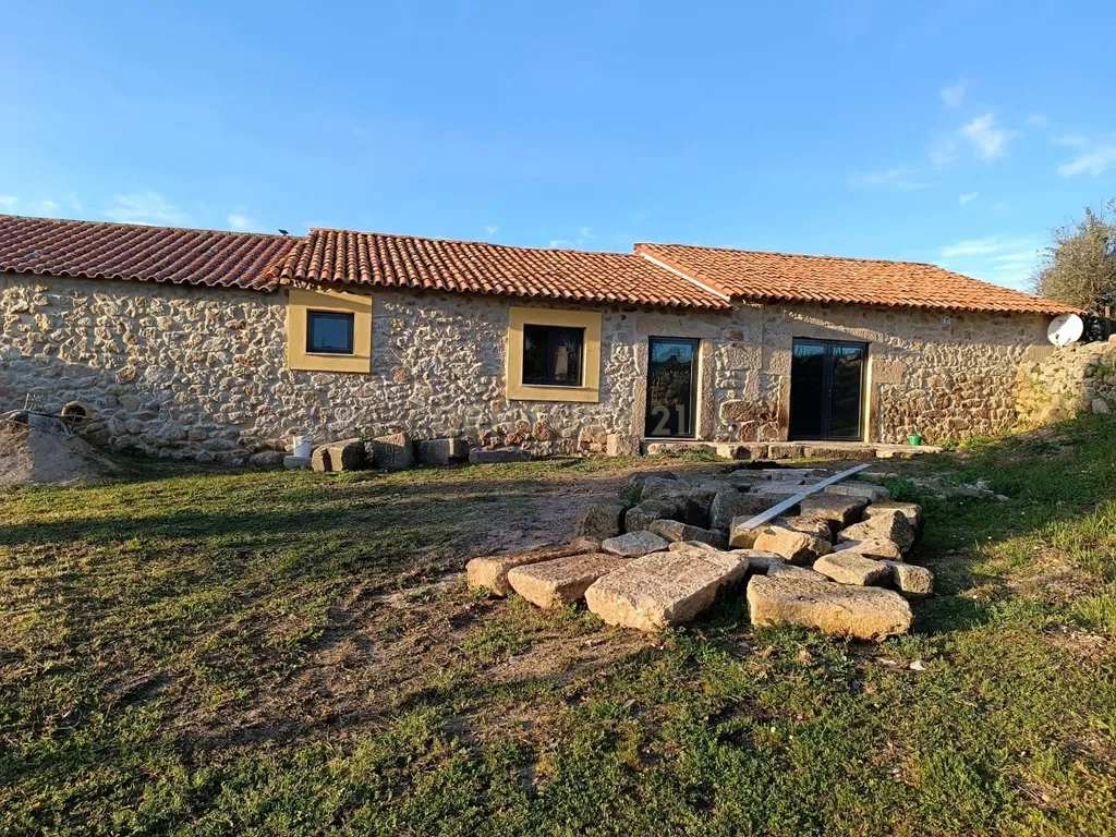 Terreno com Moradia Rústica totalmente remodelada, Idanha-a-Nova - Image 2