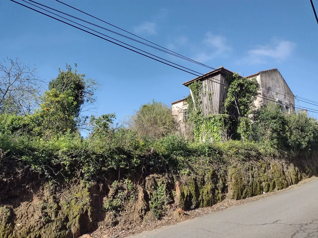 Moradia para remodelação e Terreno | Anta, Espinho - Image 1