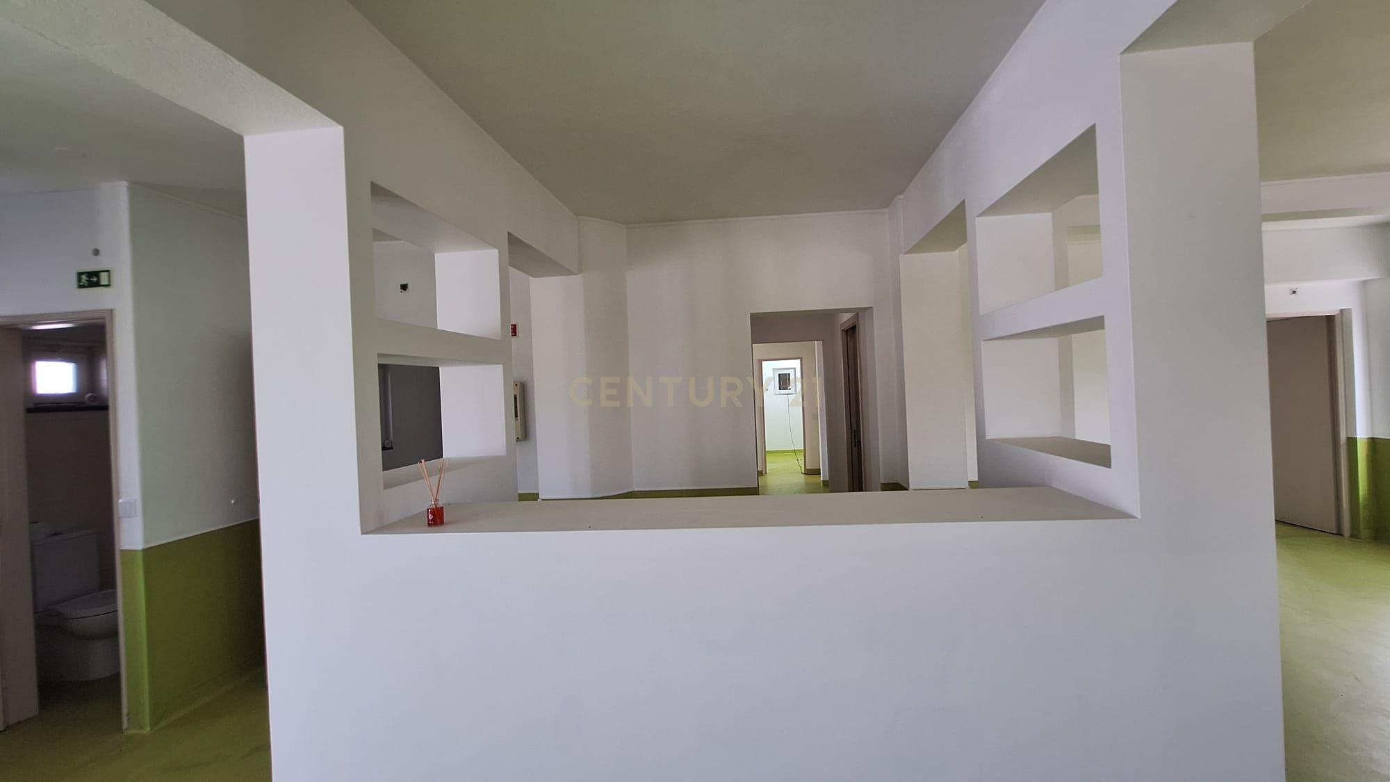 Predio com espaço comercial e a apartamento t3 em Pêra - Image 1