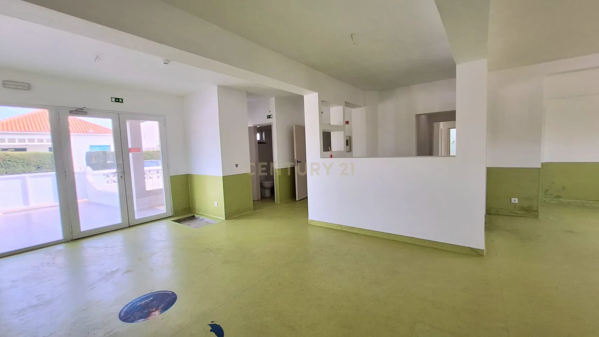 Predio com espaço comercial e a apartamento t3 em Pêra - Image 2