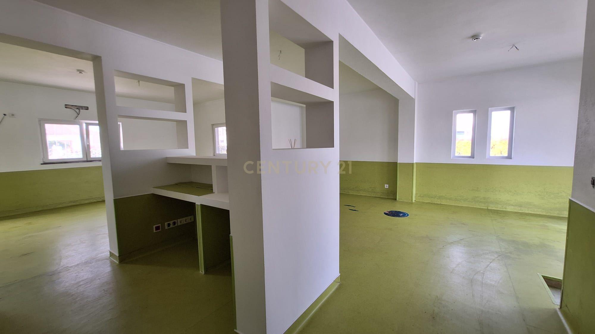 Predio com espaço comercial e a apartamento t3 em Pêra - Image 3