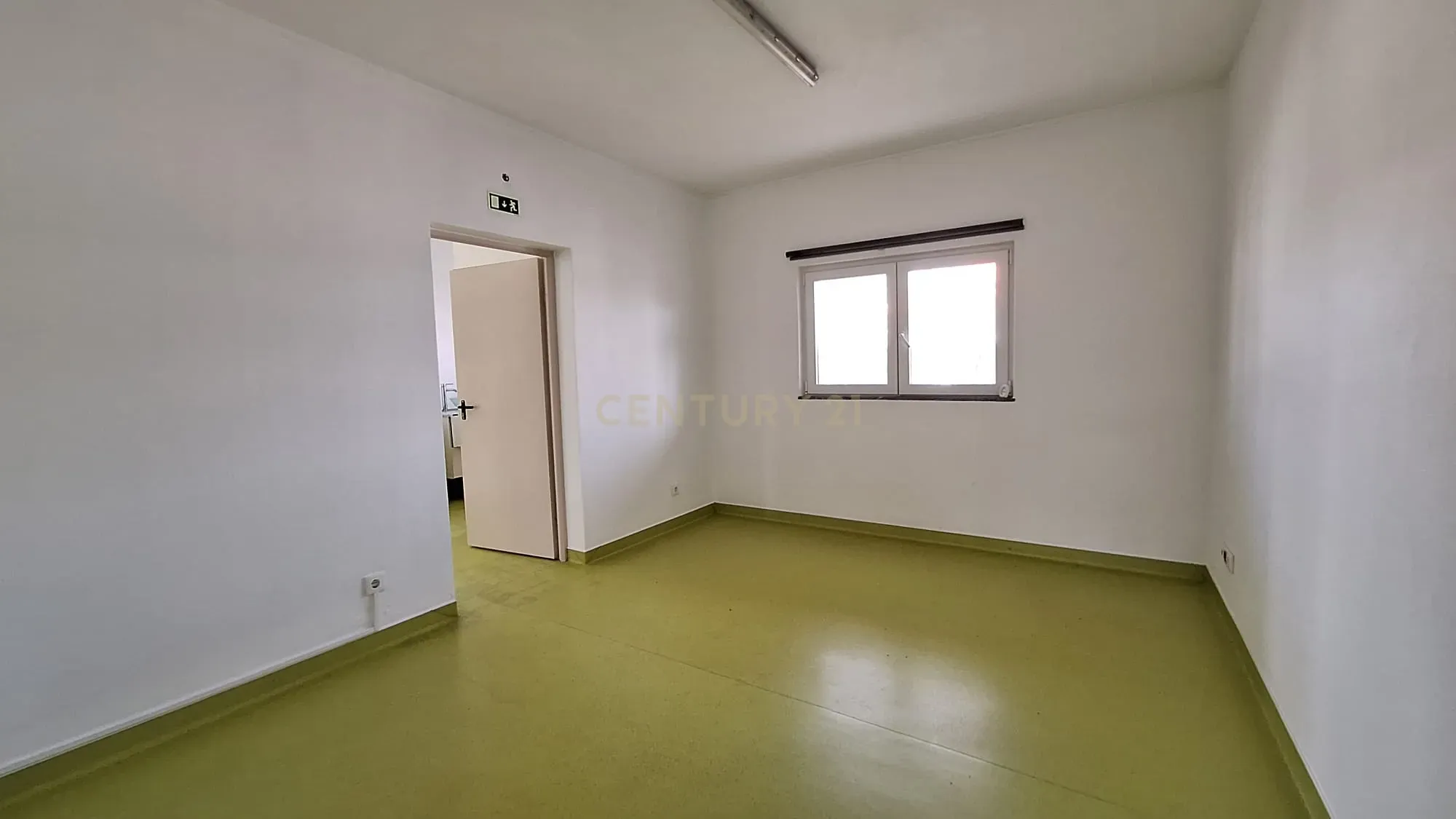 Predio com espaço comercial e a apartamento t3 em Pêra - Image 4
