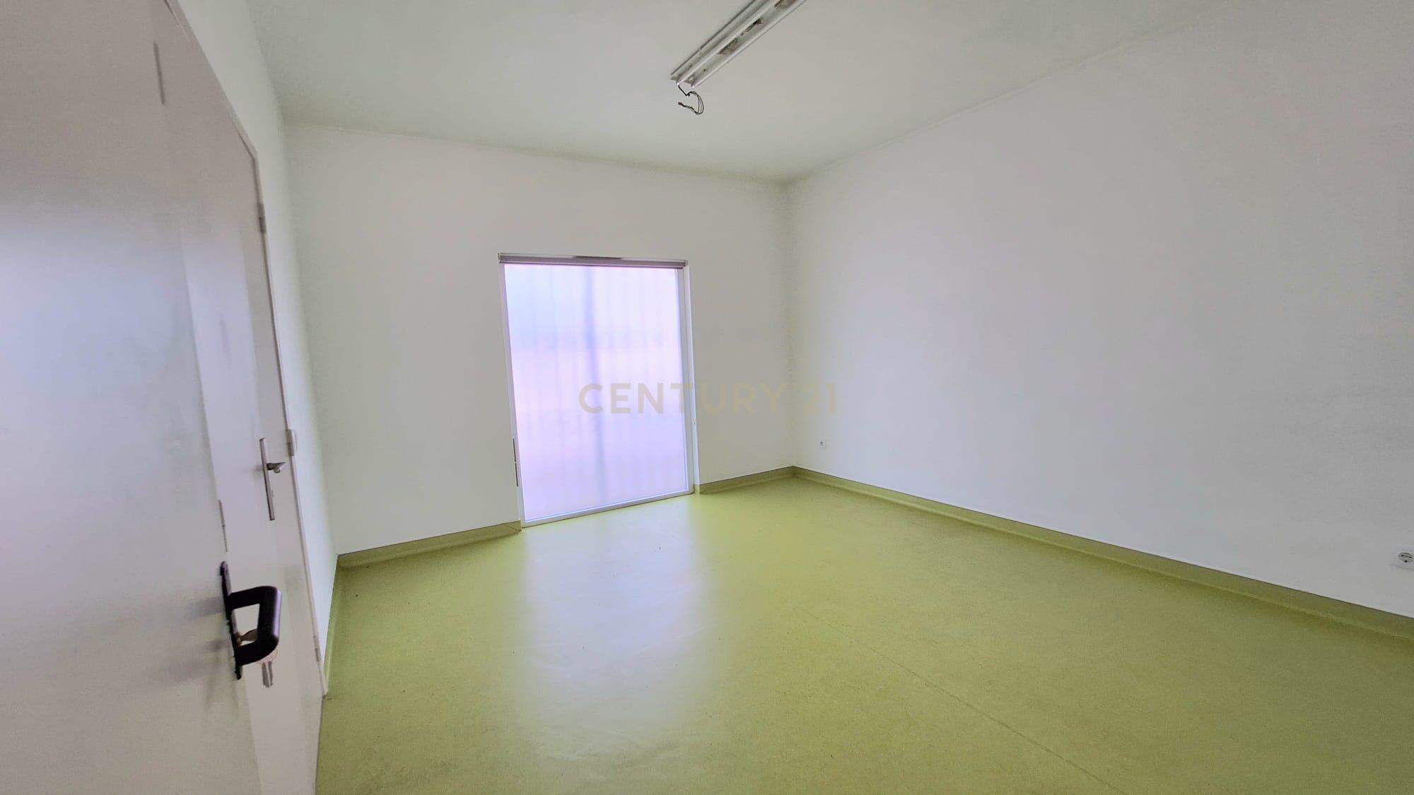 Predio com espaço comercial e a apartamento t3 em Pêra - Image 5