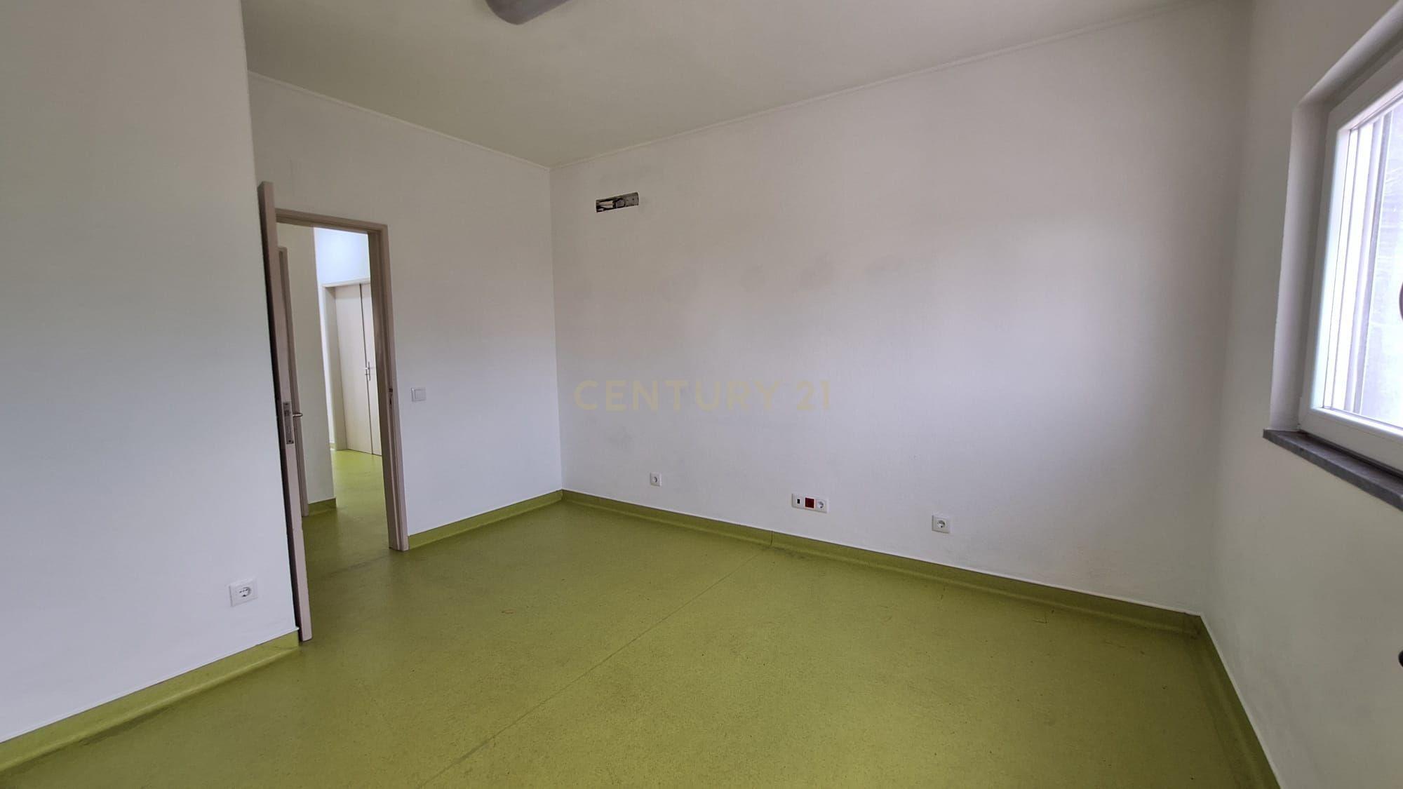 Predio com espaço comercial e a apartamento t3 em Pêra - Image 6