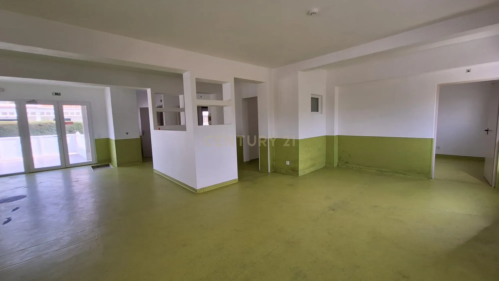 Predio com espaço comercial e a apartamento t3 em Pêra - Image 40