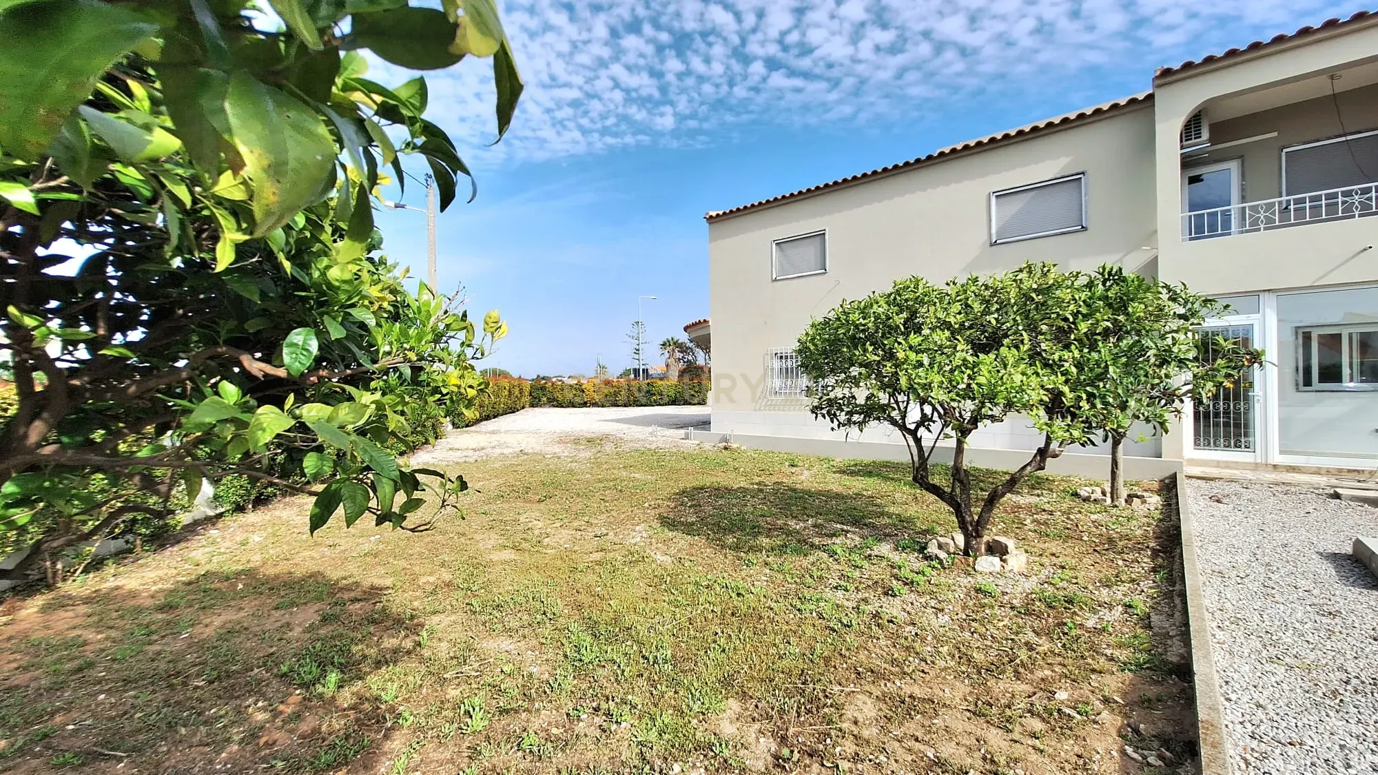 Predio com espaço comercial e a apartamento t3 em Pêra - Image 7