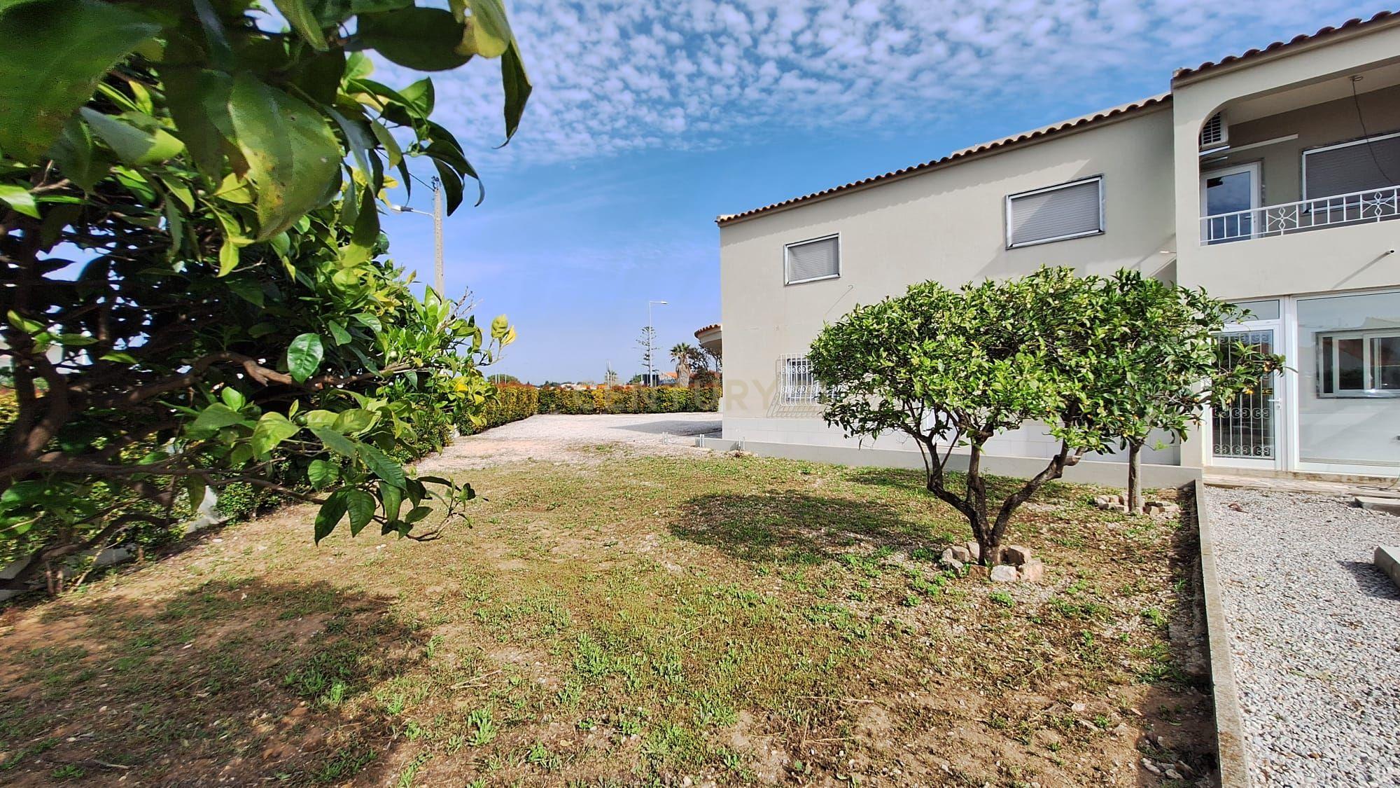 Predio com espaço comercial e a apartamento t3 em Pêra - Image 8